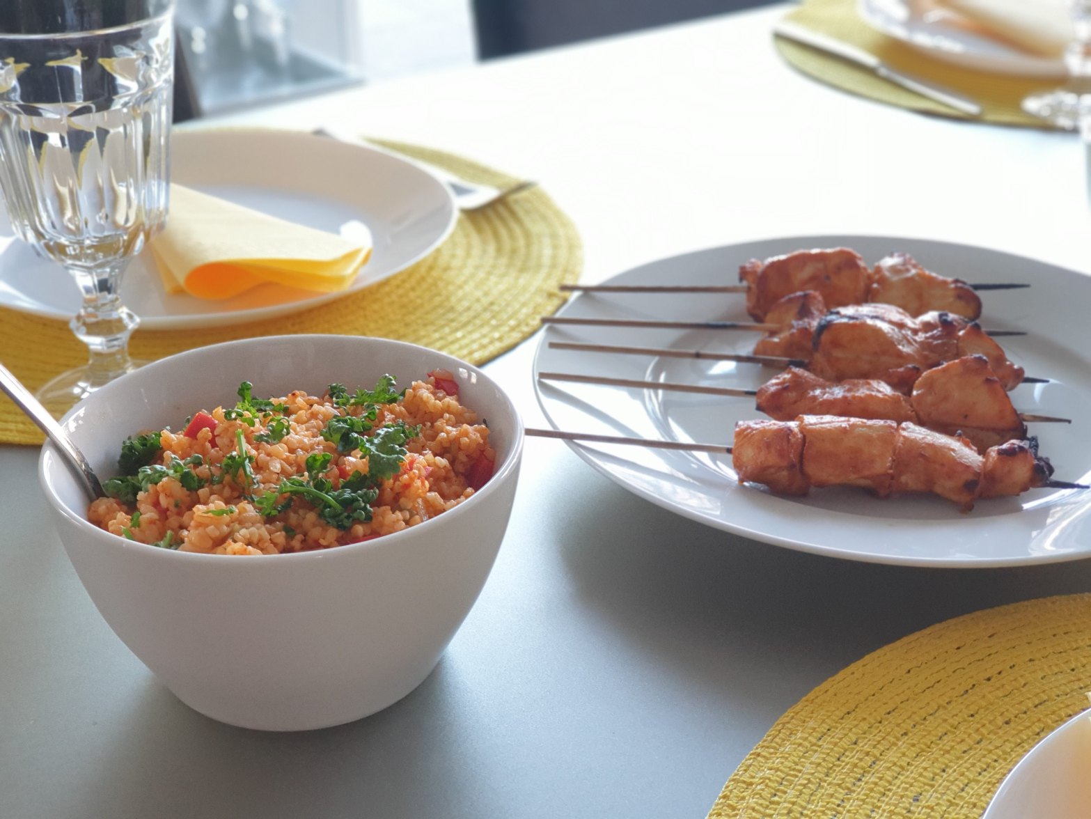 salada de cuscuz turca mais espetinho de frango